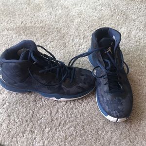 Size 9 men’s Jordan basketball shoes